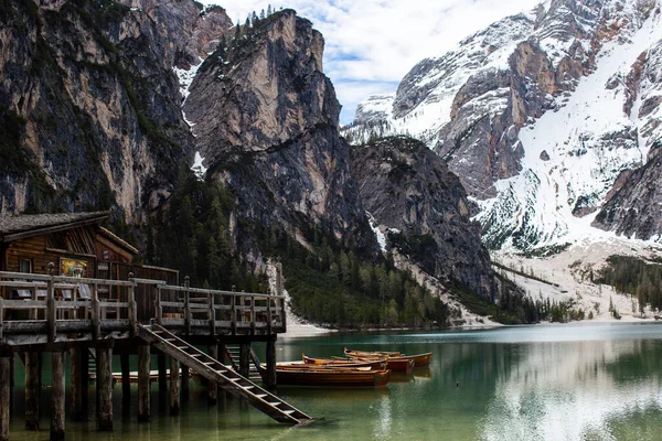 İlkbaharda lago di braies manzarası