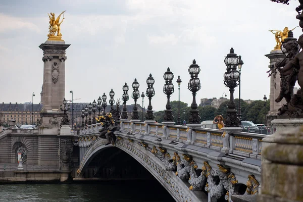 Paris 'in ünlü köprüsü