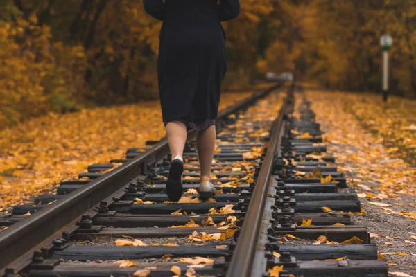 Girl Goes Rails Forest — Stock Photo, Image