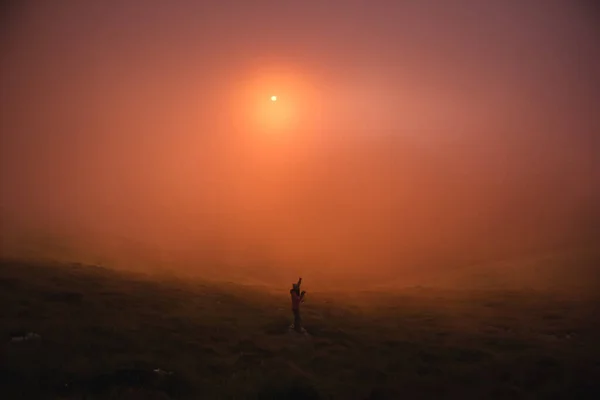 Mädchen Fotografiert Den Sonnenuntergang Den Bergen — Stockfoto