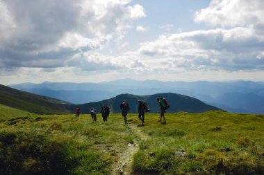 Bir grup arkadaş Karpat dağlarında yürüyüş yapıyor.