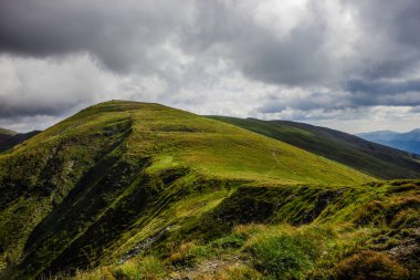 Karpat dağlarındaki bulutlu tepeler