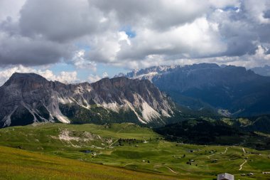 İtalya 'nın kuzey kesimindeki dağlar, seceda ve yakınındaki kayalar.