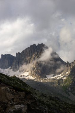 İsviçre Alp Dağları 'nda dramatik güneş ışığı