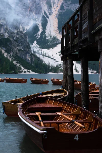 Lago di Braies Gölü 'ndeki tekneler, sahip olduğum en güzel göl.