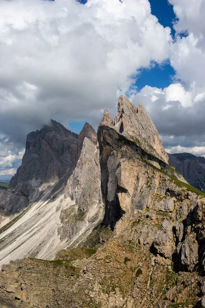 İtalya 'nın en güzel dağı Seceda' nın dikey fotoğrafı.