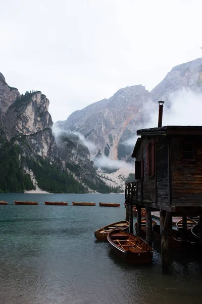 fotoğraf lago di braies göl, dağlar, botlar ve yeşil orman