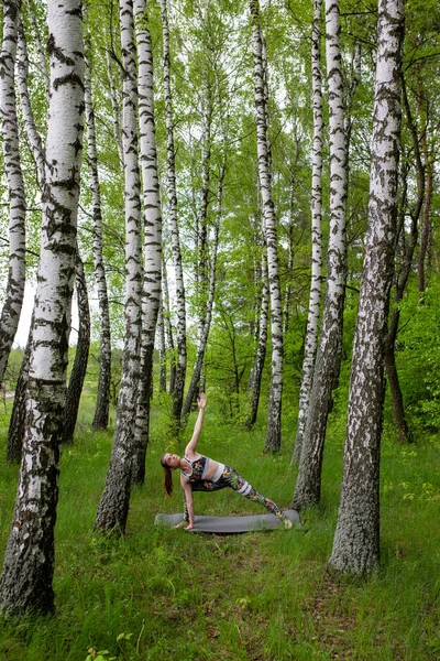 Yazın yeşil ormanda yoga.