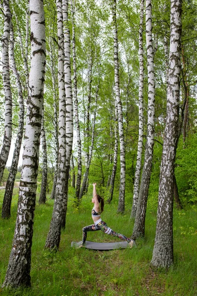 Mädchen Treibt Sommer Sport Wald — Stockfoto