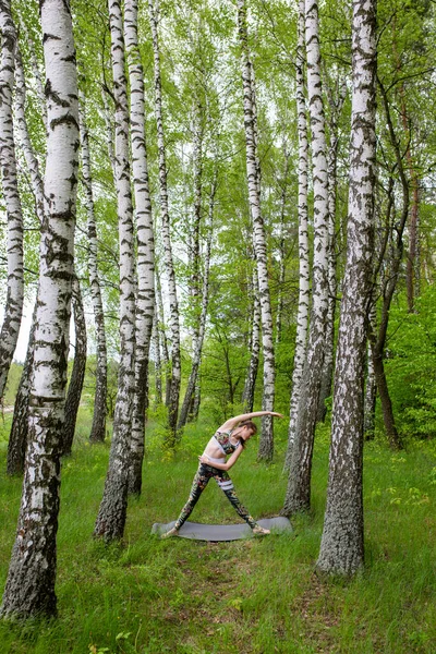 Frau Trainiert Allein Grünen Wald — Stockfoto