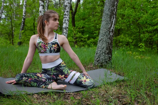 Stretching Forest Young Beautiful Model — Stock Photo, Image