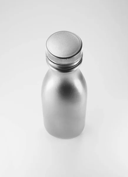 Alüminyum şişe beyaz arka plan üzerinde — Stok fotoğraf