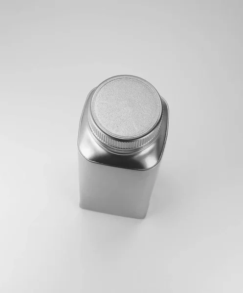 Butelka aluminiowa na białym tle — Zdjęcie stockowe