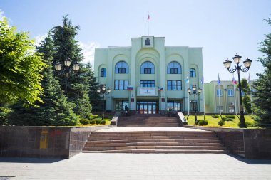 Samara, Rusya'nın şehir Yönetim Binası. Rusya üzerinde bina bayrakları. Bir güneşli yaz gününde. 17 Haziran 2018