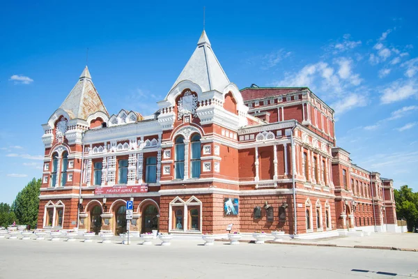 Pembangunan bata merah Drama teater Gorkys nama di Samara, Rusia. Pada hari musim panas Sunny. 17 Juni 2018 — Stok Foto