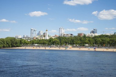 Samara, Rusya Volga Nehri setin. Panoramik şehir. Bir güneşli yaz gününde. 18 Haziran 2018