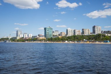 Samara, Rusya Volga Nehri setin. Panoramik şehir. Bir güneşli yaz gününde. 18 Haziran 2018