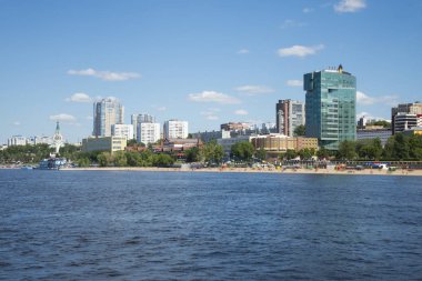 Samara, Rusya Volga Nehri setin. Panoramik şehir. Bir güneşli yaz gününde. 18 Haziran 2018