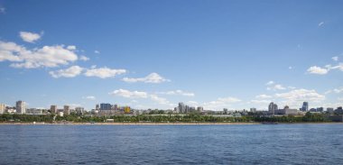 Samara, Rusya Volga Nehri setin. Panoramik şehir. Bir güneşli yaz gününde. 18 Haziran 2018