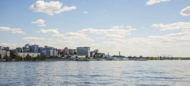 Samara, Rusya Volga Nehri setin. Panoramik şehir. Bir güneşli yaz gününde. 18 Haziran 2018