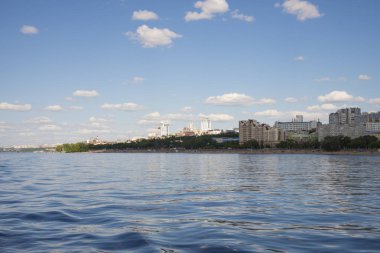 Samara, Rusya Volga Nehri setin. Panoramik şehir. Bir güneşli yaz gününde. 18 Haziran 2018