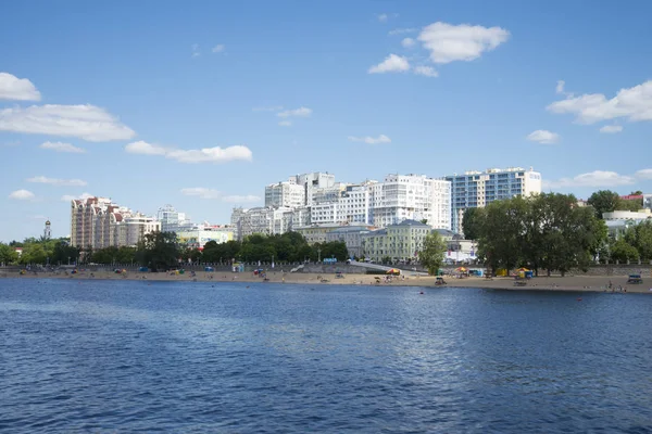 Volga rivier Dijk in Samara, Rusland. Panoramisch uitzicht over de stad. Op een zonnige zomerdag. 18 juni 2018 — Stockfoto