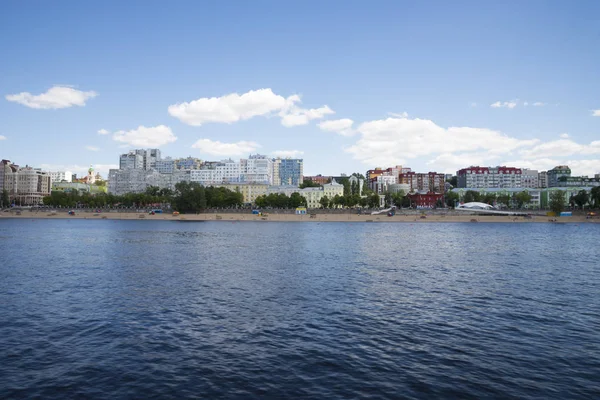 Volga floden vallen i Samara, Ryssland. Panoramautsikt över staden. En solig sommardag. 18 juni 2018 — Stockfoto