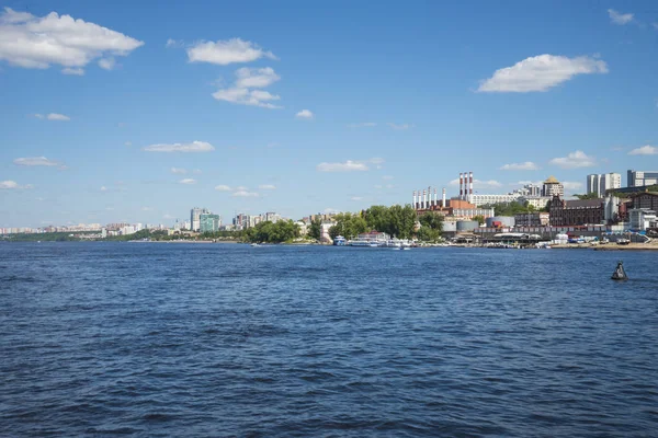 Volga river embankment in Samara, Russia. Panoramic view of the city. On a Sunny summer day. 18 June 2018 — Stock Photo, Image