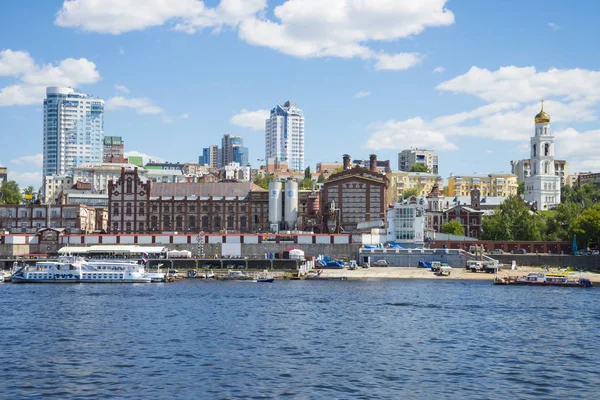 Volga floden vallen i Samara, Ryssland. Panoramautsikt över staden. En solig sommardag. 18 juni 2018 — Stockfoto