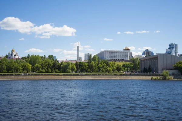 Samara, Rusya Volga Nehri setin. Panoramik şehir. Bir güneşli yaz gününde. 18 Haziran 2018