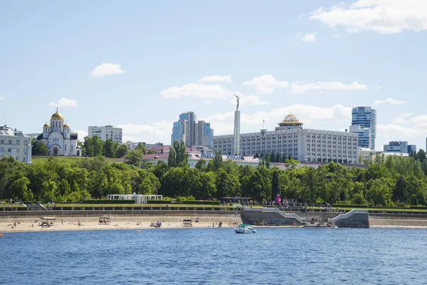 Volga floden vallen i Samara, Ryssland. Panoramautsikt över staden. En solig sommardag. 18 juni 2018 — Stockfoto