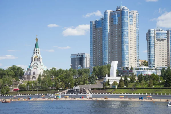 Volga river embankment in Samara, Russia. Panoramic view of the city. On a Sunny summer day. 18 June 2018 — Stock Photo, Image