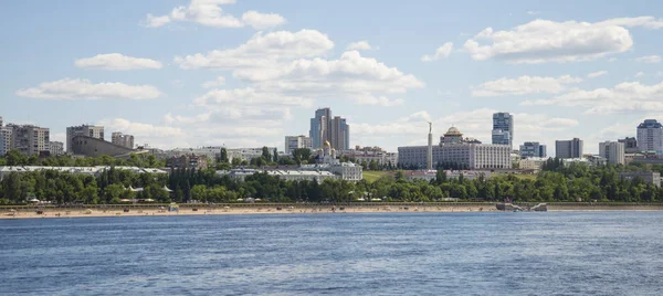 Volga floden vallen i Samara, Ryssland. Panoramautsikt över staden. En solig sommardag. 18 juni 2018 — Stockfoto