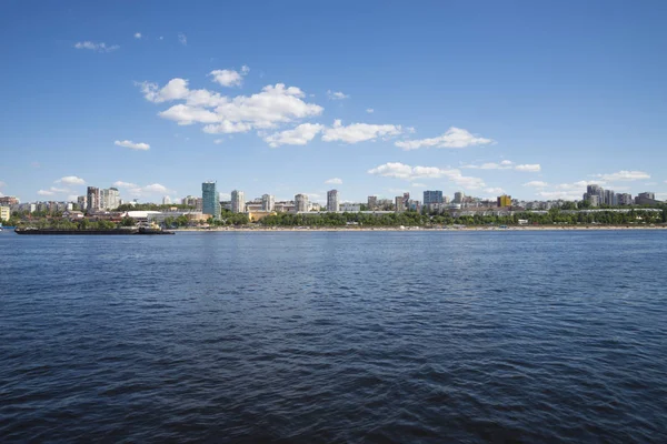 Volga floden vallen i Samara, Ryssland. Panoramautsikt över staden. En solig sommardag. 18 juni 2018 — Stockfoto