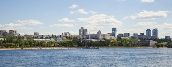 Volga floden vallen i Samara, Ryssland. Panoramautsikt över staden. En solig sommardag. 18 juni 2018 — Stockfoto