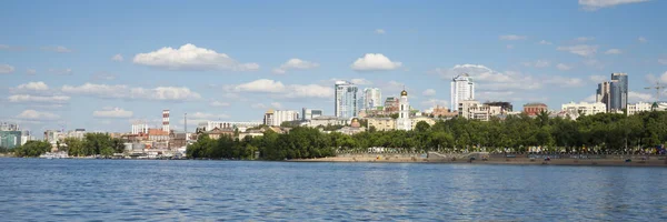 Volga floden vallen i Samara, Ryssland. Panoramautsikt över staden. En solig sommardag. 18 juni 2018 — Stockfoto