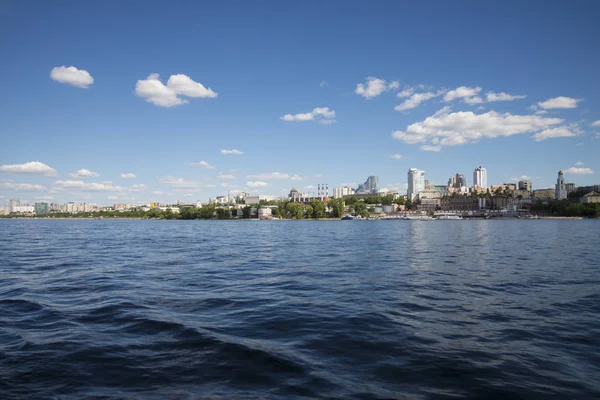 Volga rivier Dijk in Samara, Rusland. Panoramisch uitzicht over de stad. Op een zonnige zomerdag. 18 juni 2018 — Stockfoto