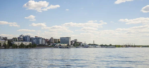 Volga river embankment in Samara, Russia. Panoramic view of the city. On a Sunny summer day. 18 June 2018 — Stock Photo, Image