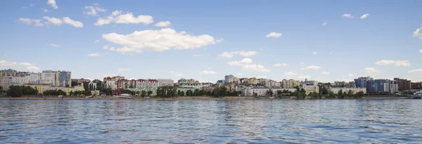 Volga rivier Dijk in Samara, Rusland. Panoramisch uitzicht over de stad. Op een zonnige zomerdag. 18 juni 2018 — Stockfoto