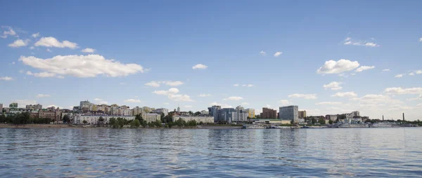 Volga floden vallen i Samara, Ryssland. Panoramautsikt över staden. En solig sommardag. 18 juni 2018 — Stockfoto