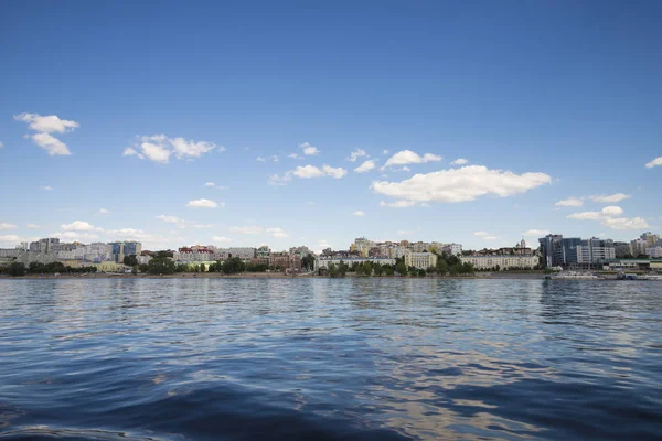 俄罗斯萨马拉的伏尔加河堤防 城市全景 在一个阳光明媚的夏日 2018年6月18日 — 图库照片