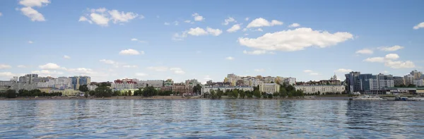Volga rivier Dijk in Samara, Rusland. Panoramisch uitzicht over de stad. Op een zonnige zomerdag. 18 juni 2018 — Stockfoto
