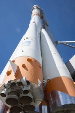 Uzay aracı cosmonautics Samara Rusya Müzesi'nde anıt. Bir güneşli yaz gününde. 16 Haziran 2018