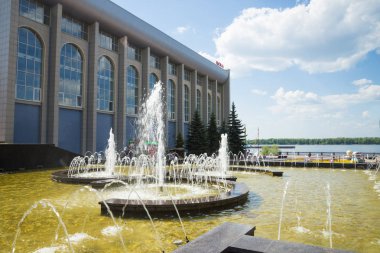 Samara, Rusya Volga Nehri'nin setin yer alan havuz Cska, bina. Bir güneşli yaz gününde. 19 Haziran 2018