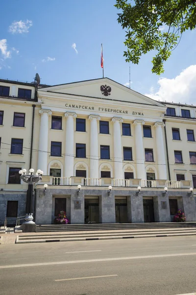 Bangunan Duma Regional Samara. Di atap bendera Rusia dan lambang negara. Samara, Rusia. Pada hari musim panas Sunny. 19 Juni 2018 — Stok Foto