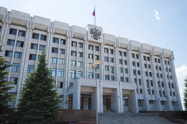 Gedung pemerintahan, di atap bendera dan lambang Rusia di Samara, Rusia. Pada hari musim panas Sunny. 19 Juni 2018 — Stok Foto