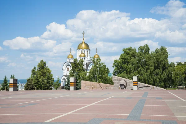 Church in honor of St. George the victorious and Memorial of the grieving mother Motherland in Victory square in Samara, Russia. On a Sunny summer day. 19 June 2018 — Stock Photo, Image