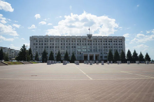 Gedung pemerintahan, di atap bendera dan lambang Rusia di Samara, Rusia. Pada hari musim panas Sunny. 19 Juni 2018 — Stok Foto