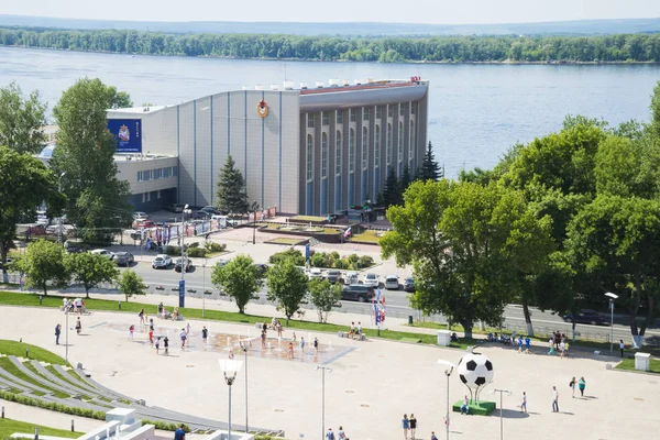 Bangunan kolam renang CSKA, yang terletak di tanggul sungai Volga di Samara, Rusia. Pada hari musim panas Sunny. 19 Juni 2018 — Stok Foto