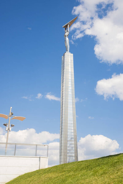 Памятник славы в виде стелы с человеком с крыльями в руках в Самаре, Россия. В солнечный летний день. 19 июня 2018 года
